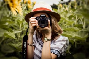 Read more about the article Mistrzowskie triki fotograficzne: Jak osiągnąć profesjonalne efekty bez zaawansowanego sprzętu?